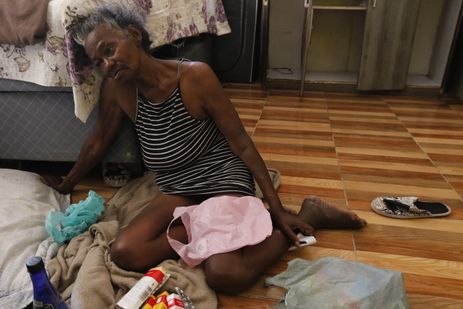 Fernando Frazão/Agência Brasil Belford Roxo (RJ) 16/01/2024 – A idosa Maria da Paz teve sua casa alagada nas chuvas em Belford Roxo, na Baixada Fluminense, com a enchente do rio Botas. Foto: Fernando Frazão/Agência Brasil