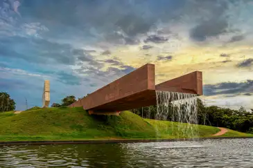 Jomar Bragança/Arquitetos Associados/Divulgação Brasília (DF) 26/01/2024 - Um pavilhão com cerca de 1,5 mil metros quadrados de área construída, integrado a um amplo jardim, em um terreno de 9 hectares. Trata-se de um memorial onde familiares das vítimas da tragédia ocorrida em Brumadinho no dia 25 de janeiro de 2019 poderão se conectar com seus parentes e prestar suas homenagens.
Foto: Jomar Bragança/Arquitetos Associados/Divulgação