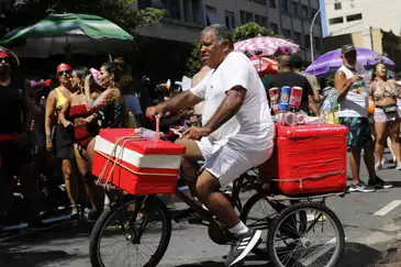 Rio de Janeiro (RJ) 10/02/2024 – Vendedores ambulantes no blocos de carnaval no centro da cidade. Foto: Fernando Frazão/Agência Brasil
