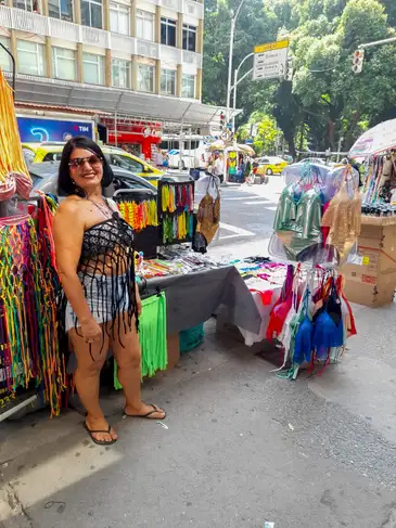 Rio de Janeiro (RJ) 09/02/2024 - Personagem vendedora de itens carnaval na zona sul do Rio de Janeiro, Cristina de Oliveira para matéria - Carnaval é o nosso 13º salário”, diz representante de ambulantes
Foto: Cristina de Oliveira/Arquivo Pessoal