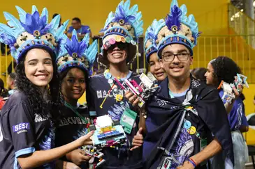Brasília (DF) 29/02/2024 - João Artimandes (d) com sua equipe posa para foto durante o torneio de robótica promovido pelo  SESI.
Foto: José Cruz/Agência Brasil