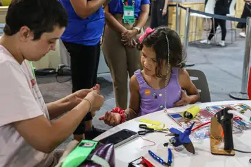 Brasília (DF) 29/02/2024 - Alannah Tobias (e) com sua filha de 7 anos Aurora Brandão participam do torneio de robótica promovido pelo  SESI.
Foto: José Cruz/Agência Brasil