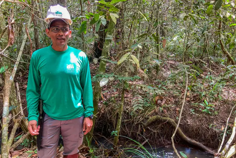 Fabiola Sinimbu/Agência Brasil Mato Grosso - 09/03/2024 - O pesquisador é Leonardo Santos, fala sobre o impacto da agricultura no ciclo hídrico, na Fazenda Tanguro em MT. Foto: Fabiola Sinimbu/Agência Brasil