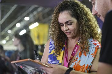 Brasília (DF), 20/04/2024 - A dubladora Tati Keplmair dá autógrafos durante o Anime Summit, maior evento otaku e geek do Centro-Oeste, reúne fãs da cultura oriental que em Brasília. Foto: Marcelo Camargo/Agência Brasil