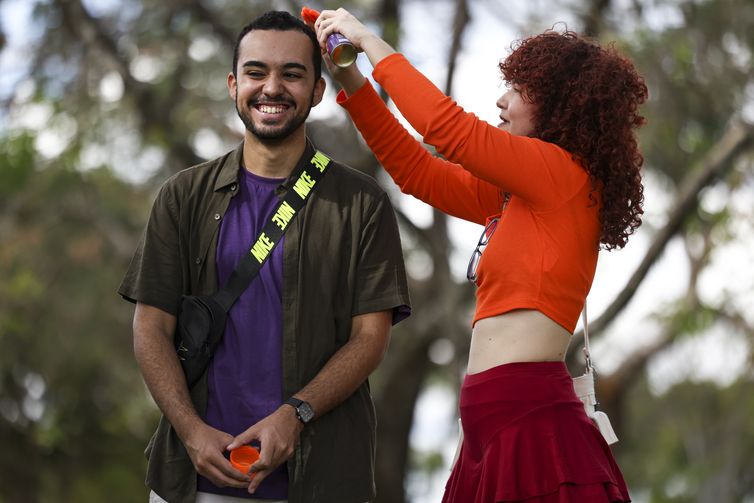 Brasília (DF), 20/04/2024 - Gabriel Araújo e Manuela Rodrigues ajeitam suas fantasias para ir ao Anime Summit, maior evento otaku e geek do Centro-Oeste, que reúne fãs da cultura oriental em Brasília. Foto: Marcelo Camargo/Agência Brasil