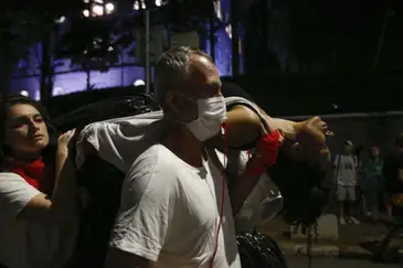 Paulo Pinto/Agência Brasil São Paulo (SP) 01/04/2024 - “De Golpe em Golpe: tá lá um corpo estendido no chão” é o tema do Cordão da Mentira de 2024. O ato carnavalesco reúne artistas, militantes e movimentos sociais no dia 1° de abril, Dia da Mentira e dia do Golpe de 1964, na rua Maria Antonia. Foto: Paulo Pinto/Agência Brasil