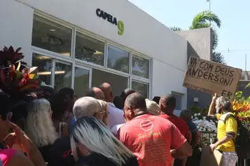 Rio de Janeiro (RJ), 28.04.2024 – Familiares, amigos e fãs se despedem do cantor Anderson Leonardo, do Grupo Molejo. Seu corpo foi velado no Cemitério Jardim da Saudade, no Rio de Janeiro. Foto: Tânia Rêgo/Agência Brasil