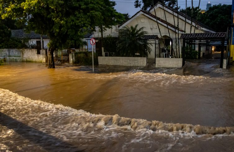 Rafa Neddermeyer/Agência Brasil Porto Alegre (RS), 23/05/2024 – CHUVAS/ RS - ENCHENTES -A casa do Dentista Brígido Ribas ficou alagada no bairro de Cavalhadas em Porto Alegre. Foto: Rafa Neddermeyer/Agência Brasil