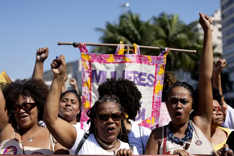 Tânia Rêgo/Agência Brasil Rio de Janeiro (RJ), 28/07/2024 - 10ª Marcha das Mulheres Negras do RJ. Mulheres negras marcham contra o racismo e pelo bem viver, na praia de Copacabana, zona sul da cidade. Foto: Tânia Rêgo/Agência Brasil