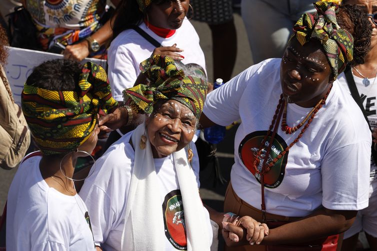Tânia Rêgo/Agência Brasil Rio de Janeiro (RJ), 28/07/2024 - Nair Jane de Castro, 92 anos, ex-empregada domestica e sindicalista, participa da 10ª Marcha das Mulheres Negras do RJ. Mulheres negras marcham contra o racismo e pelo bem viver, na praia de Copacabana, zona sul da cidade. Foto: Tânia Rêgo/Agência Brasil