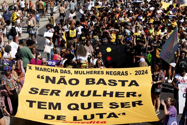 Tânia Rêgo/Agência Brasil Rio de Janeiro (RJ), 28/07/2024 - 10ª Marcha das Mulheres Negras do RJ. Mulheres negras marcham contra o racismo e pelo bem viver, na praia de Copacabana, zona sul da cidade. Foto: Tânia Rêgo/Agência Brasil