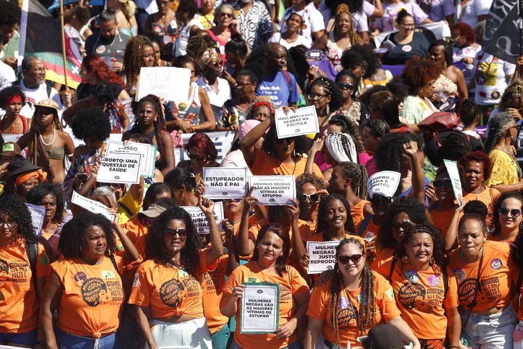 Tânia Rêgo/Agência Brasil Rio de Janeiro (RJ), 28/07/2024 - 10ª Marcha das Mulheres Negras do RJ. Mulheres negras marcham contra o racismo e pelo bem viver, na praia de Copacabana, zona sul da cidade. Foto: Tânia Rêgo/Agência Brasil