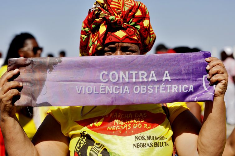 Tânia Rêgo/Agência Brasil Rio de Janeiro (RJ), 28/07/2024 - 10ª Marcha das Mulheres Negras do RJ. Mulheres negras marcham contra o racismo e pelo bem viver, na praia de Copacabana, zona sul da cidade. Foto: Tânia Rêgo/Agência Brasil